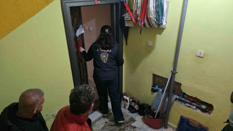 Tahliye kararına direnen kadın ekipler tarafından evden çıkartıldı