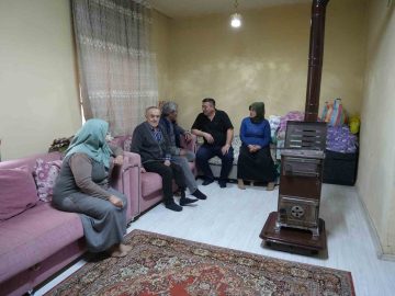Evlerini yangında kaybeden aile iki yıldır köy okulunda yaşama tutunmaya çalışıyor