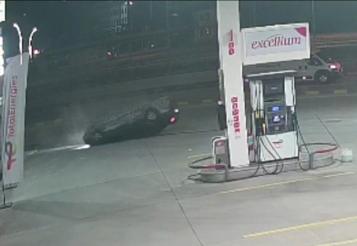 Otomobilin kaldırıma çarpıp ters döndüğü anlar kamerada