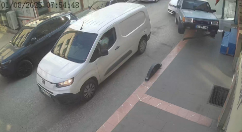 Kazaya karışan iki araç savrularak iş yerlerinin duvarına çarptı: 1 yaralı