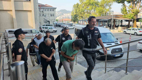Dedektörle define ararken yakalanan 4 şüpheliye adli kontrol