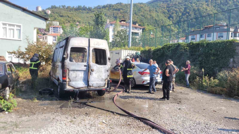 Park halinde alevlere teslim olan panelvan araç yandı
