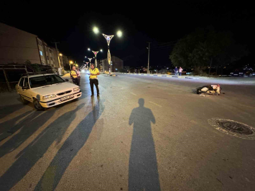 Otomobille çarpışan motosikletteki 2 kişi yaralandı