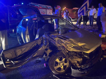 Civciv taşıyan tıra otomobil çarptı; 6 yaralı