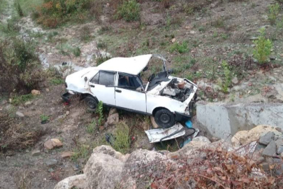 Otomobil Şarampole Yuvarlandı