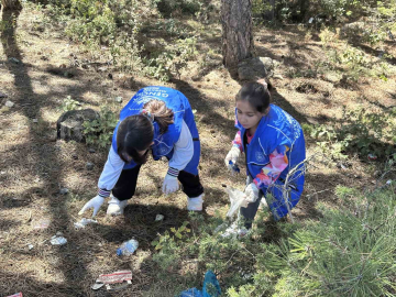 Kastamonu’da öğrenciler, ormanlık alanda çöp topladı