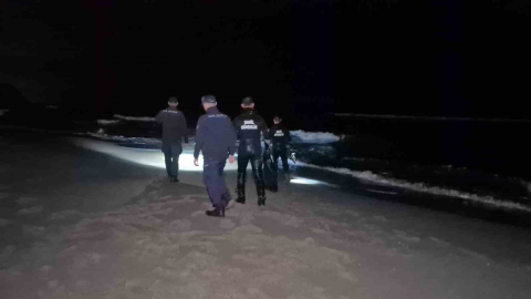 Bartın’da elbiseleri ile denize giren şahıs ekipleri harekete geçirdi
