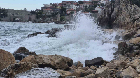 Fırtına uyarısı yapılan Bartın’da dev dalgalar