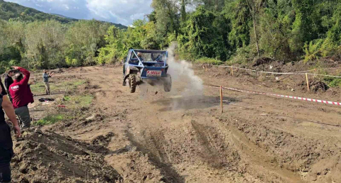 Yenice’de off-road coşkusu: Başkanın "co pilot" olduğu araç havada uçtu!