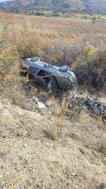 D100’de otomobil şarampole yuvarlandı: 2 yaralı