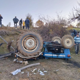 Devrilen traktörün altında kalan sürücü yaralandı