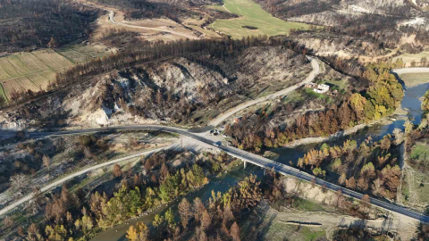 Karabük’te yanan ağaçlarla sonbahar renkleri aynı kadrajda görüntülendi
