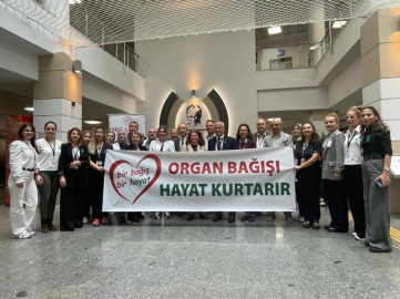 Sağlık çalışanları organ bağışının önemine dikkat çekmek için yeşil kurdele taktı