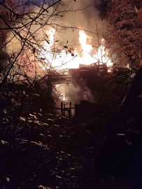 Alevlerin sardığı ahşap ev tamamen yandı: 2 yaralı