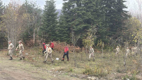 Anne ve oğlunun cesedinin bulunduğu bölgede kayıp çanta ile ayakkabı bulundu, telefona ulaşılamadı