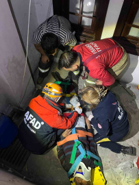 Apartman boşluğuna düşerek yaralanan yaşlı adamı ekipler kurtardı