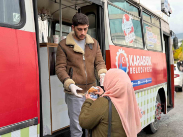 Soğuk sabahlar belediyenin çorba ikramıyla ısınıyor
