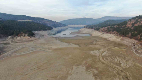 Kastamonu’nun su ihtiyacını karşılayan baraj gölünün büyük kısmı kurudu