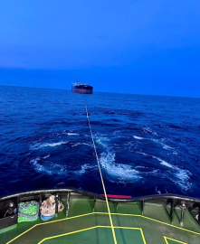 Kastamonu açıklarında isabet alan "Virat" isimli gemi Türkeli’ye çekiliyor