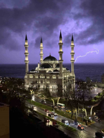 Zonguldak’ta şimşekler geceyi aydınlattı