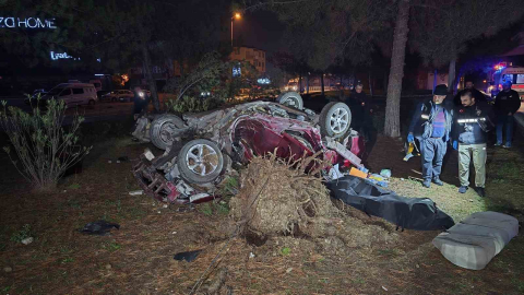 Otomobil, takla atarak çarptığı ağacı kökünden söktü: 1 ölü
