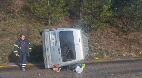 Devrilen hafif ticari aracın sürücüsü yaralandı