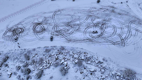 Karabük’te sürücüler karın tadını drift atarak çıkardı