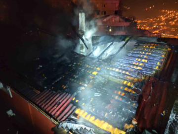 Zonguldak’ta alevler geceyi aydınlattı, itfaiye papağanı yangın ortasından kurtardı