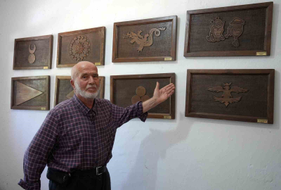Emekli polis, ahşap hat sanatıyla evini adeta müzeye çevirdi