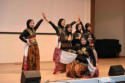 Endonezyalı öğrenciler geleneklerini ve ülkesini tanıttı