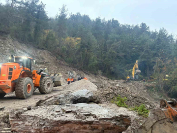 Kastamonu’da heyelan sebebiyle kapanan yol ulaşıma açıldı