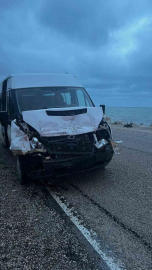 Kamyona çarpan servis aracındaki 3 öğrenci yaralandı