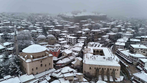 Osmanlı kenti Safranbolu’nun tarihi konaklar beyaz örtüyle kaplandı