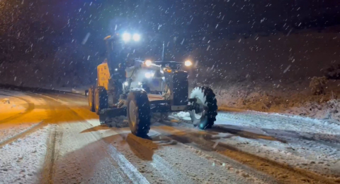 Karabük ve Safranbolu Belediyesi ekipleri kar küreme ve tuzlama çalışmalarını sürdürüyor