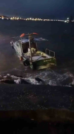 Dalgalarla savrulan balıkçı teknesinin kurtarılma anları ortaya çıktı