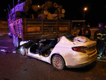 Otomobil tırın dorsesinin altında girdi: 1 kişi öldü, 2 kişi ağır yaralandı
