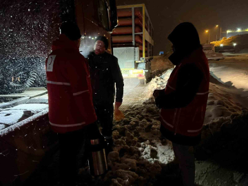 Kar sebebiyle kapanan yolda ekiplerden vatandaşlara sıcak içecek ikramı