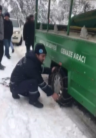 Karda mahsur kalan cenaze aracı için seferber oldular