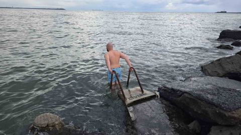 Kdz. Ereğli’de avukat soğuk havaya aldırış etmeden denize girdi