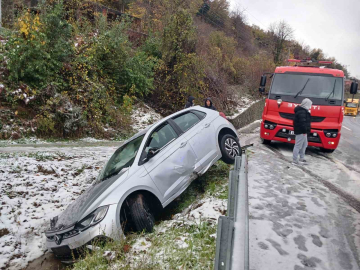 Alaplı’da otomobil yoldan çıktı