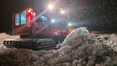 Köyde mahsur kalan tansiyon hastası, 5 saatlik mücadeleyle hastaneye ulaştırıldı