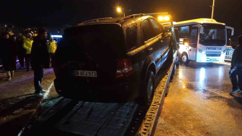 Köprü korkuluklarında asılı kalan cip nehre düşmekten son anda kurtuldu