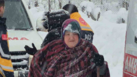 Bartın’da kar kalınlığı 120 santimetreyi aştı