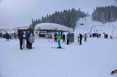Kar yağışını fırsat bilen kayakçılar, Ilgaz Yurduntepe Kayak Merkezi’ne akın etti
