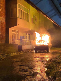 Park halindeki otomobil alevlere teslim oldu