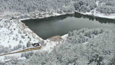 Karla kaplı orman içerisindeki gölet, kış manzarasıyla mest ediyor
