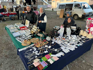 Mollabey’de ucuzluk pazarı yoğun ilgi görüyor