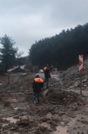 İnebolu-Doğanyurt-Cide karayolu heyelan sebebiyle ulaşıma kapandı