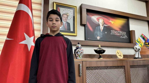 Kar altında İstiklal Marşı’na eşlik eden Türkmen öğrenci ödüllendirildi