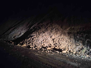 Çaycuma’da heyelan trafik akışını durdurdu